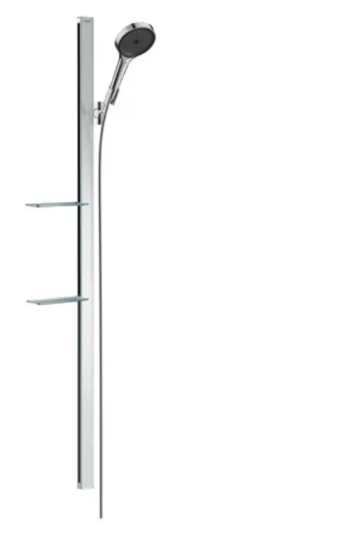 Brauseanlage von Hansgrohe mit Handbrause und schmaler Brausestange, montiert an der Wand. Zwei Ablagen aus Glas sind vorhanden.